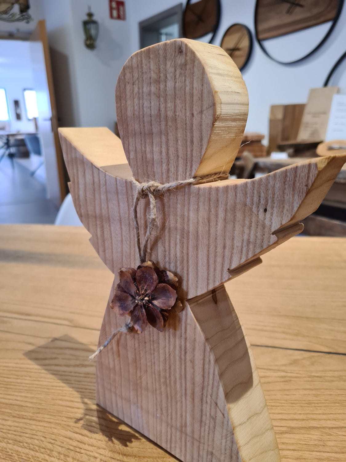 Engel aus Holz | Esche geölt mit Zapfenanhänger
