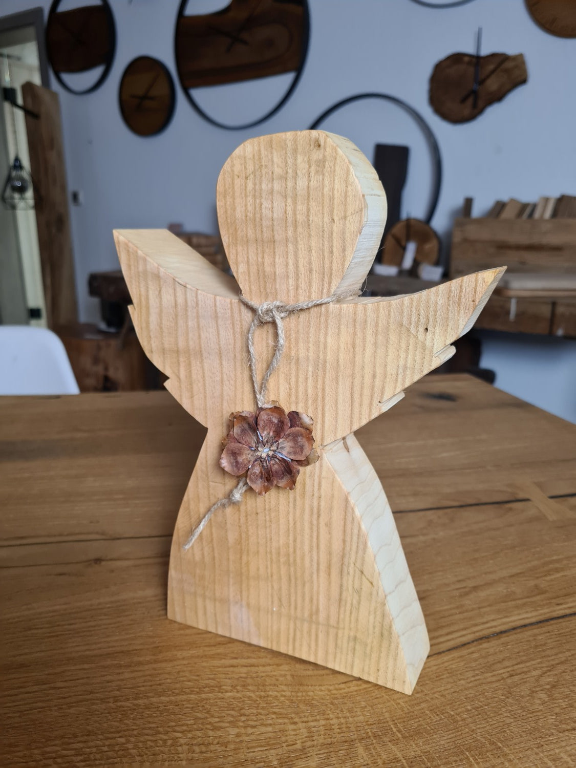 Engel aus Holz | Esche geölt mit Zapfenanhänger
