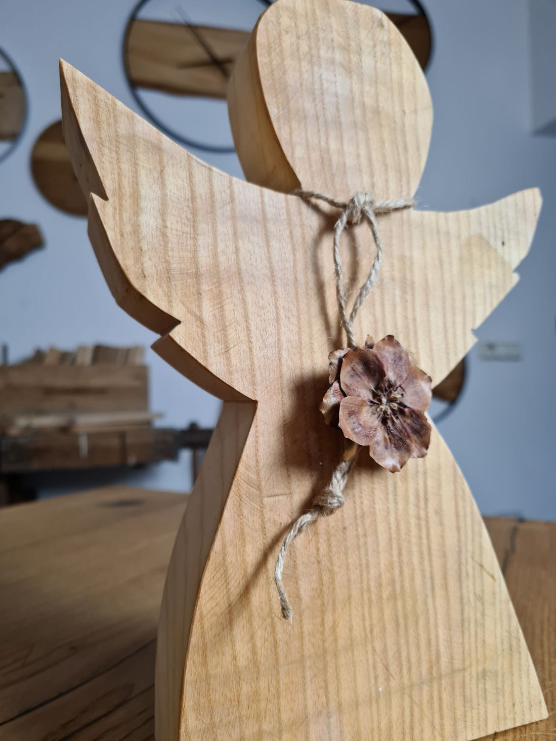 Engel aus Holz | Esche geölt mit Zapfenanhänger