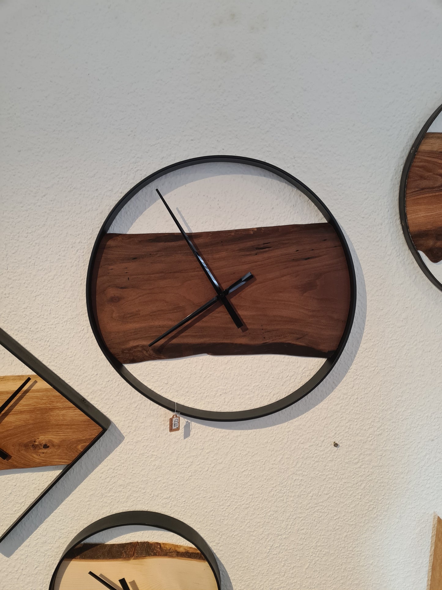 Wanduhr Rund | Nussbaum | Mittel 50 cm | Uhr aus Holz & Metall