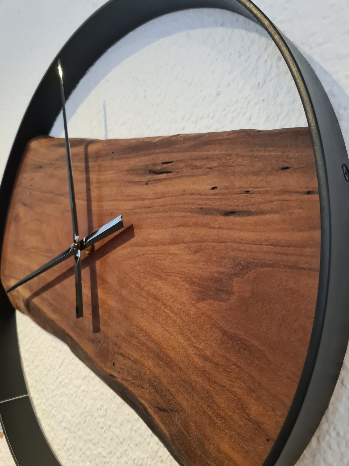 Wanduhr Rund | Nussbaum | Mittel 50 cm | Uhr aus Holz & Metall