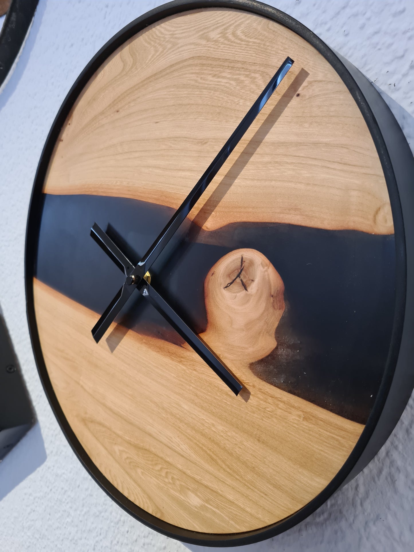 Wanduhr Rund 35cm | Esche massiv epoxidharz geölt | Uhr aus Holz und Metall