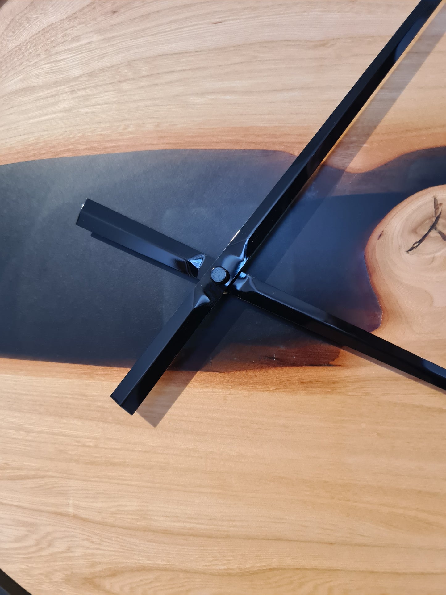 Wanduhr Rund 35cm | Esche massiv epoxidharz geölt | Uhr aus Holz und Metall