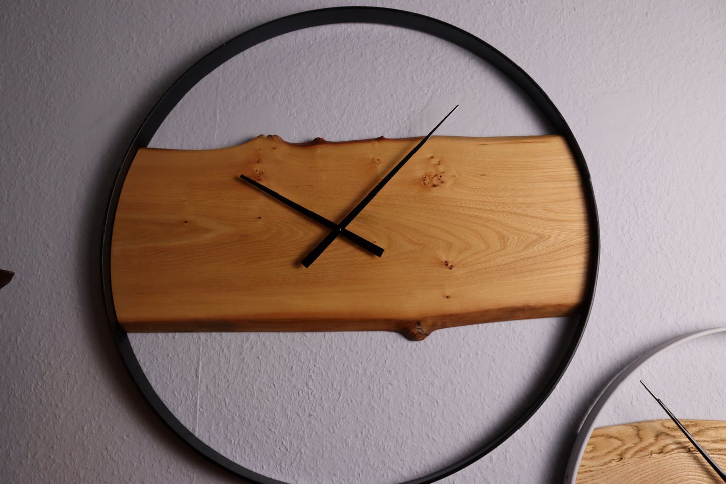 Wanduhr Rund | Ahorn | XXL 70cm | Uhr aus Holz & Metall