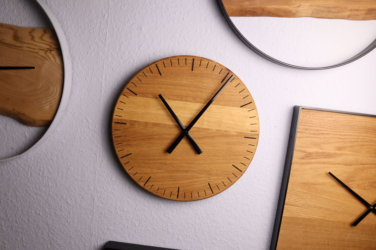 Wanduhr Rund | Eiche voll | Klein 35 cm | Ziffernblatt Graviert | Uhr aus Holz