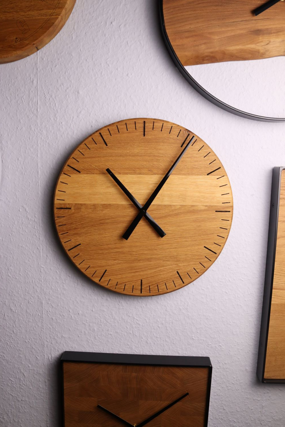 Wanduhr Rund | Eiche voll | Klein 35 cm | Ziffernblatt Graviert | Uhr aus Holz