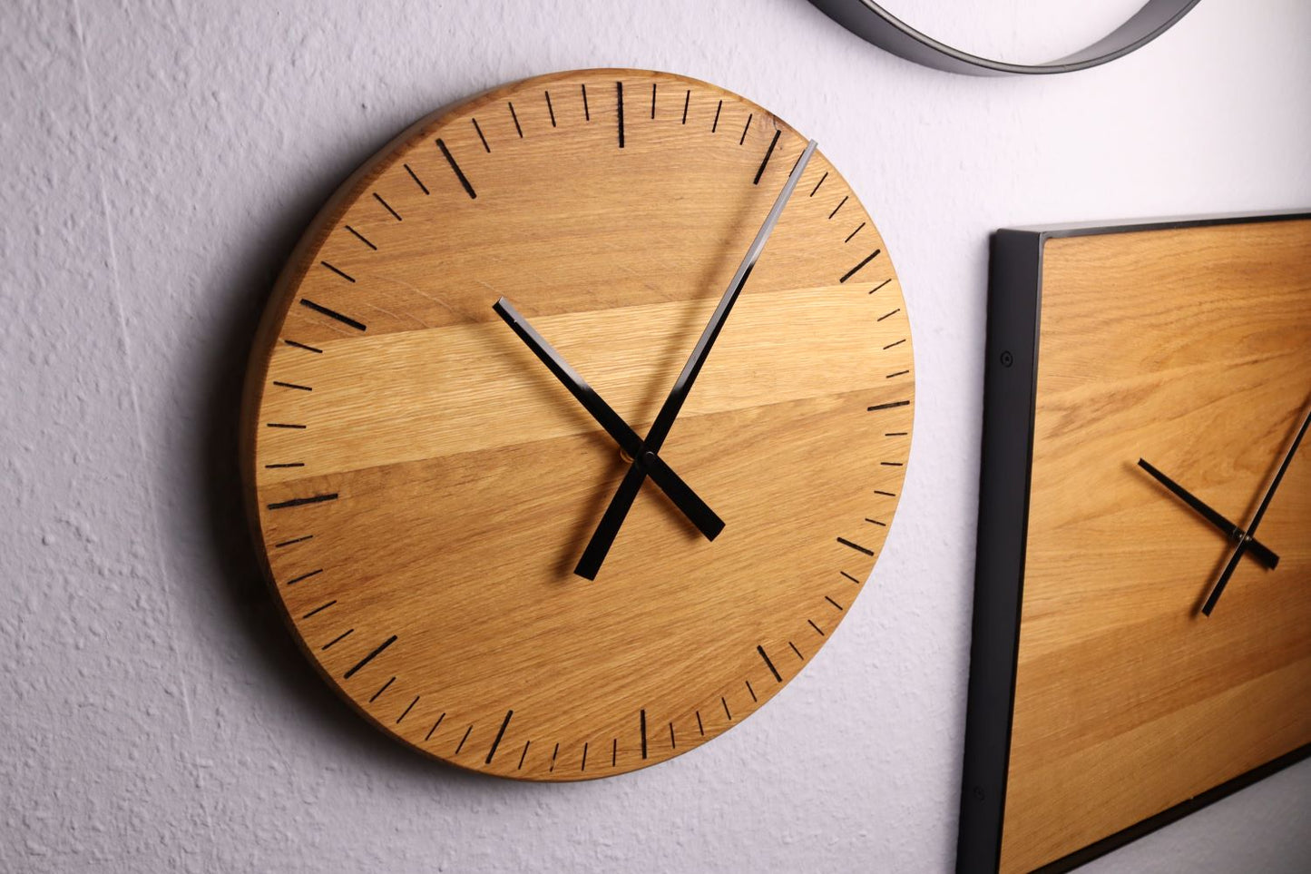 Wanduhr Rund | Eiche voll | Klein 35 cm | Ziffernblatt Graviert | Uhr aus Holz