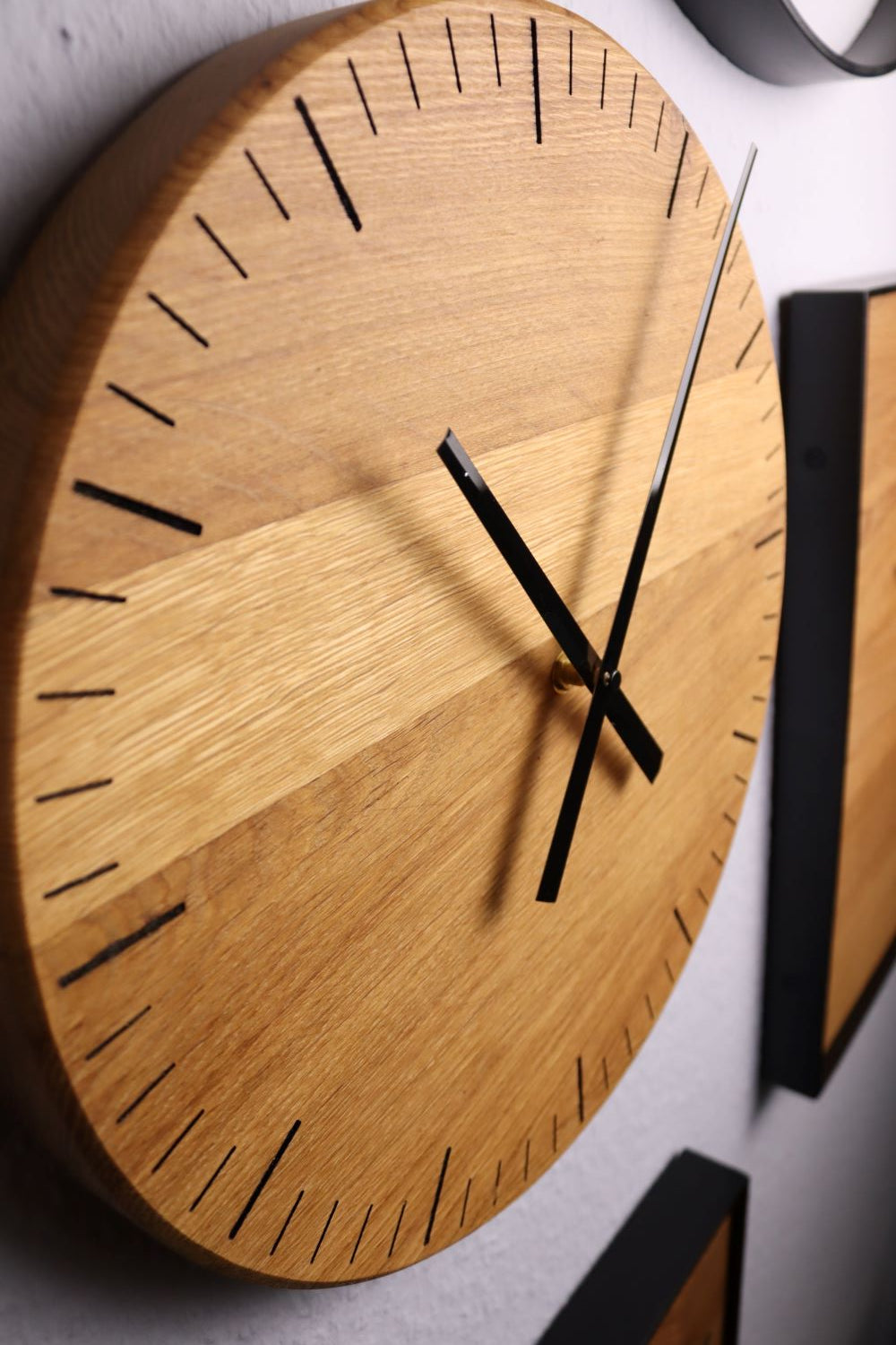 Wanduhr Rund | Eiche voll | Klein 35 cm | Ziffernblatt Graviert | Uhr aus Holz