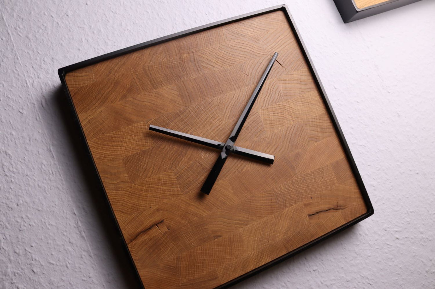 Wanduhr Eckig | Eiche Schachbrett | Klein 35 cm | Uhr aus Holz & Metall