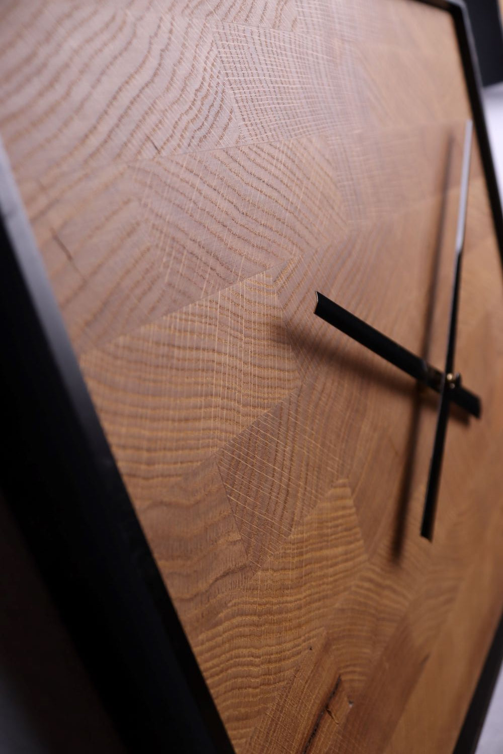 Wanduhr Eckig | Eiche Schachbrett | Klein 35 cm | Uhr aus Holz & Metall