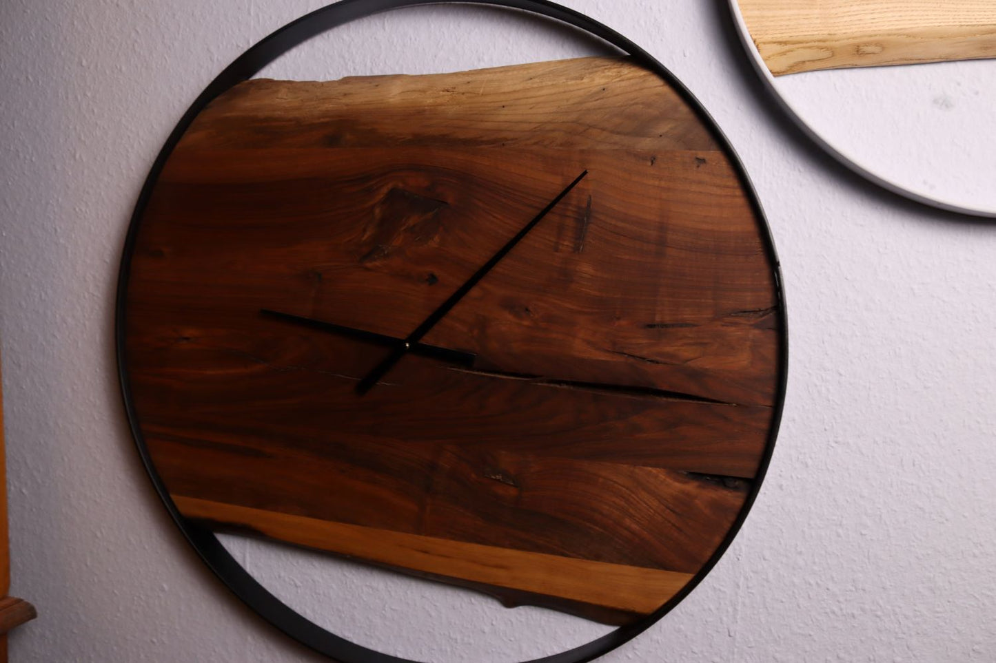 Wanduhr Rund | Nussbaum Dunkel | XXL 70cm | Uhr aus Holz & Metall