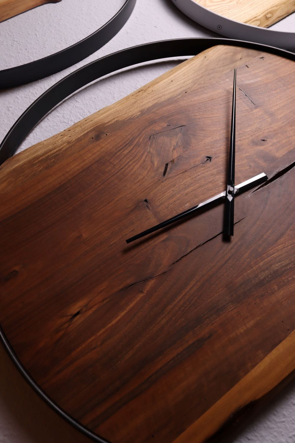 Wanduhr Rund | Nussbaum Dunkel | XXL 70cm | Uhr aus Holz & Metall