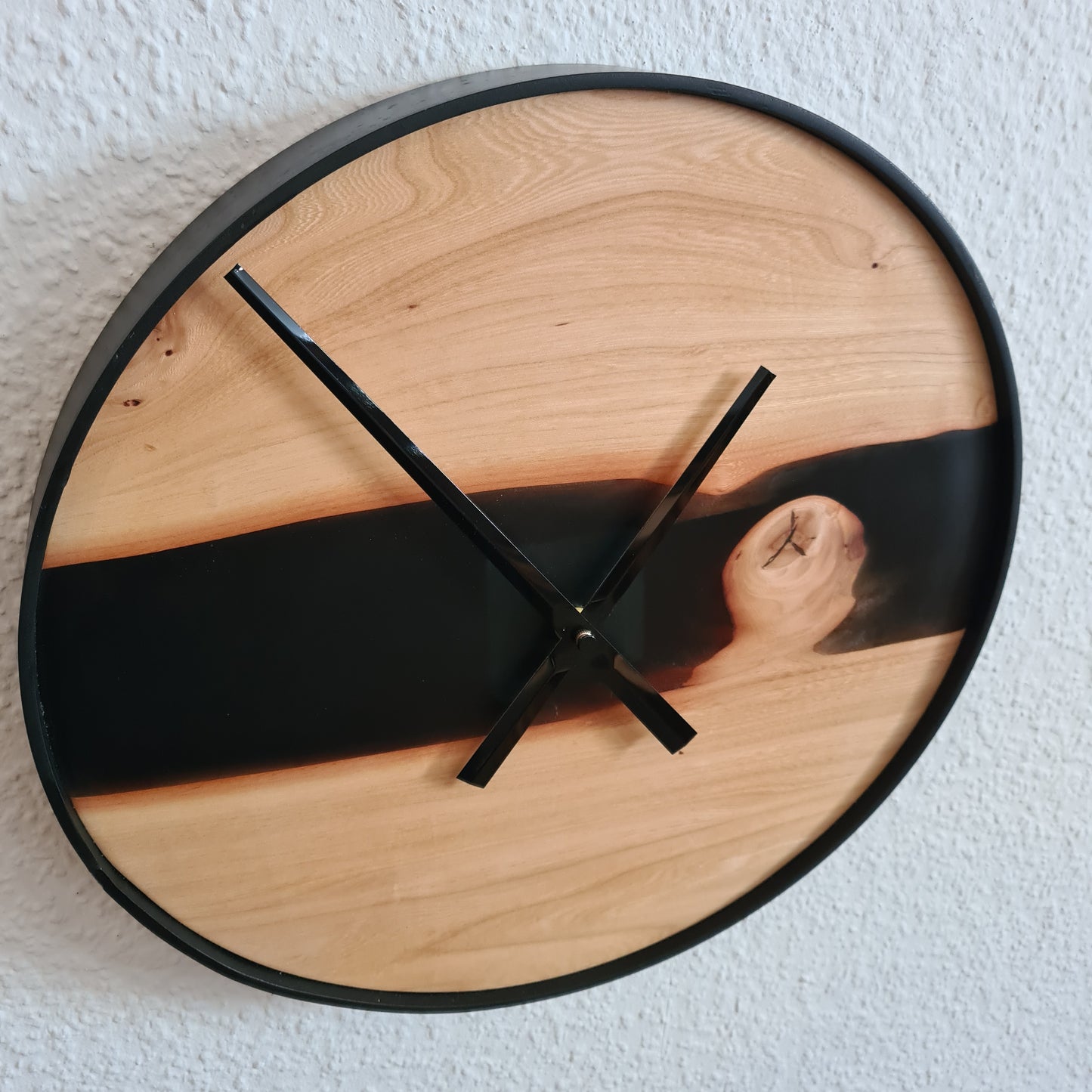 Wanduhr Rund 35cm | Esche massiv, Epoxidharz schwarz transparent, geölt | Uhr aus Holz und Metall