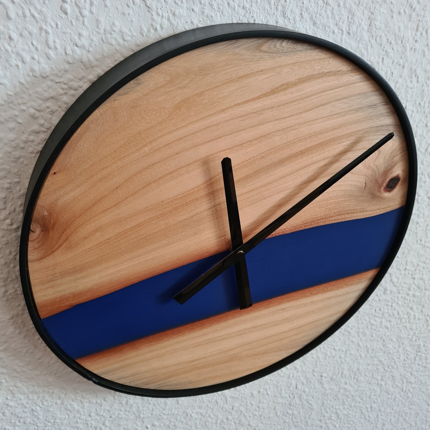 Wanduhr Rund 35cm | Esche massiv, Epoxidharz blau, geölt | Uhr aus Holz und Metall
