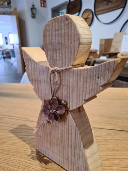 Engel aus Holz | Esche geölt mit Zapfenanhänger
