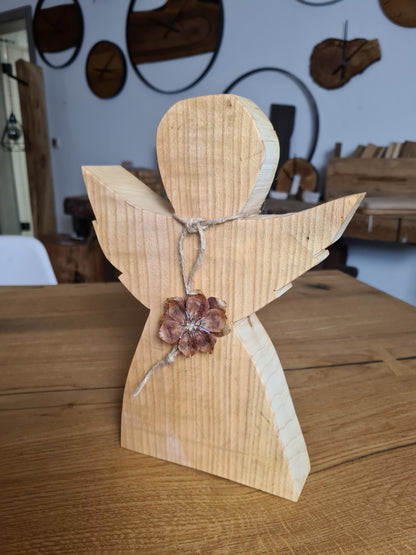 Engel aus Holz | Esche geölt mit Zapfenanhänger