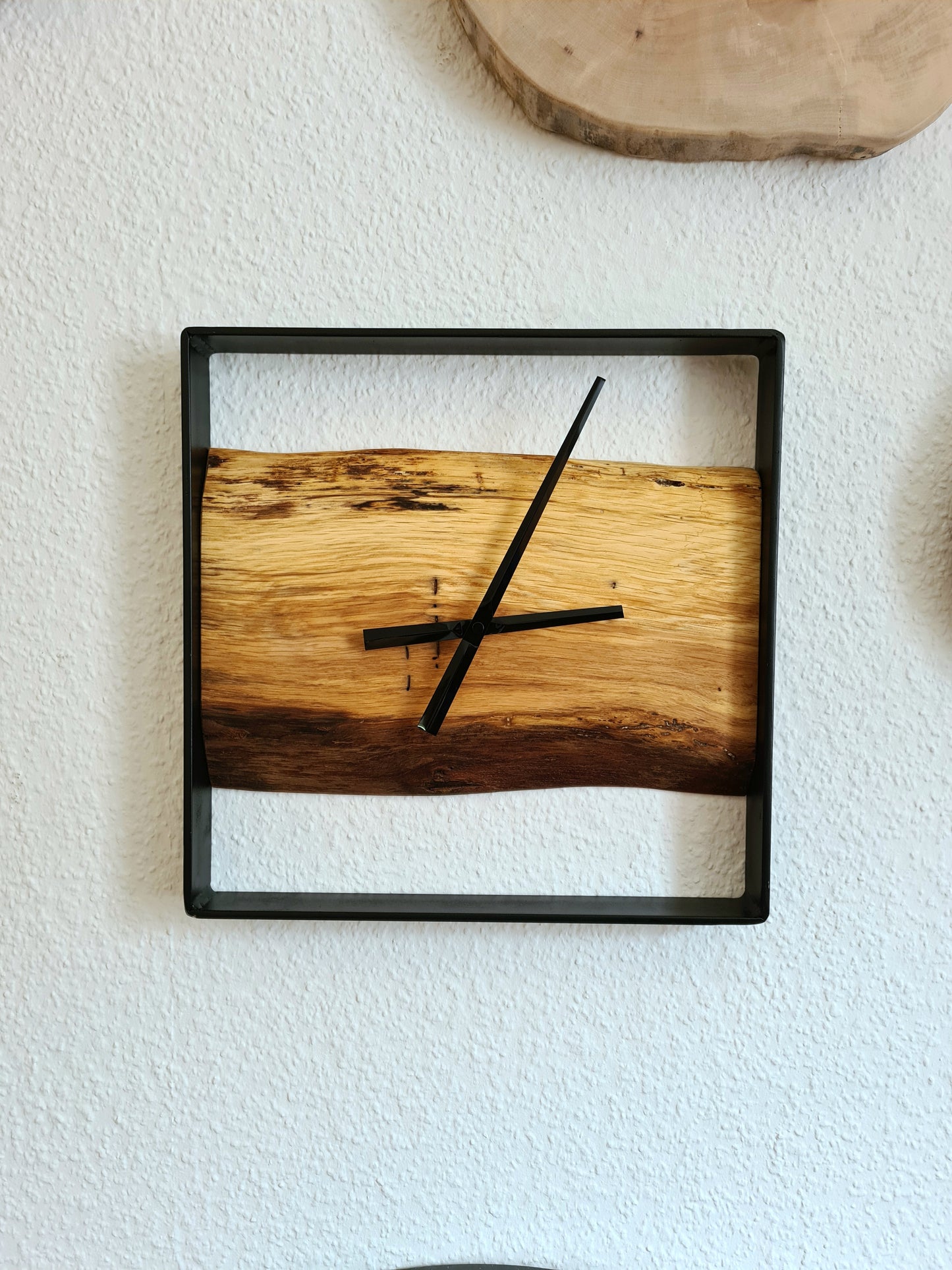 Wanduhr Eckig 35cm | Eiche verwittert massiv | Uhr aus Holz & Metall