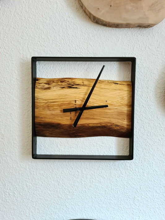 Wanduhr Eckig 35cm | Eiche verwittert massiv | Uhr aus Holz & Metall