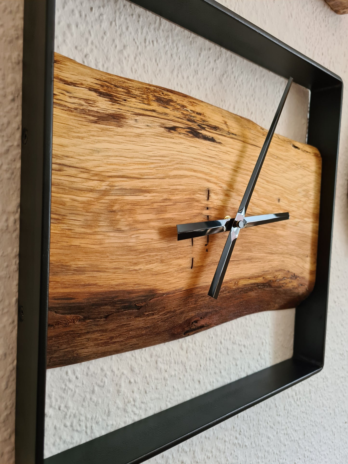 Wanduhr Eckig 35cm | Eiche verwittert massiv | Uhr aus Holz & Metall