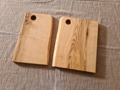 Schneid- & Servierbrett / Esche geölt / mit Aufhängung bzw. Ei-Halter