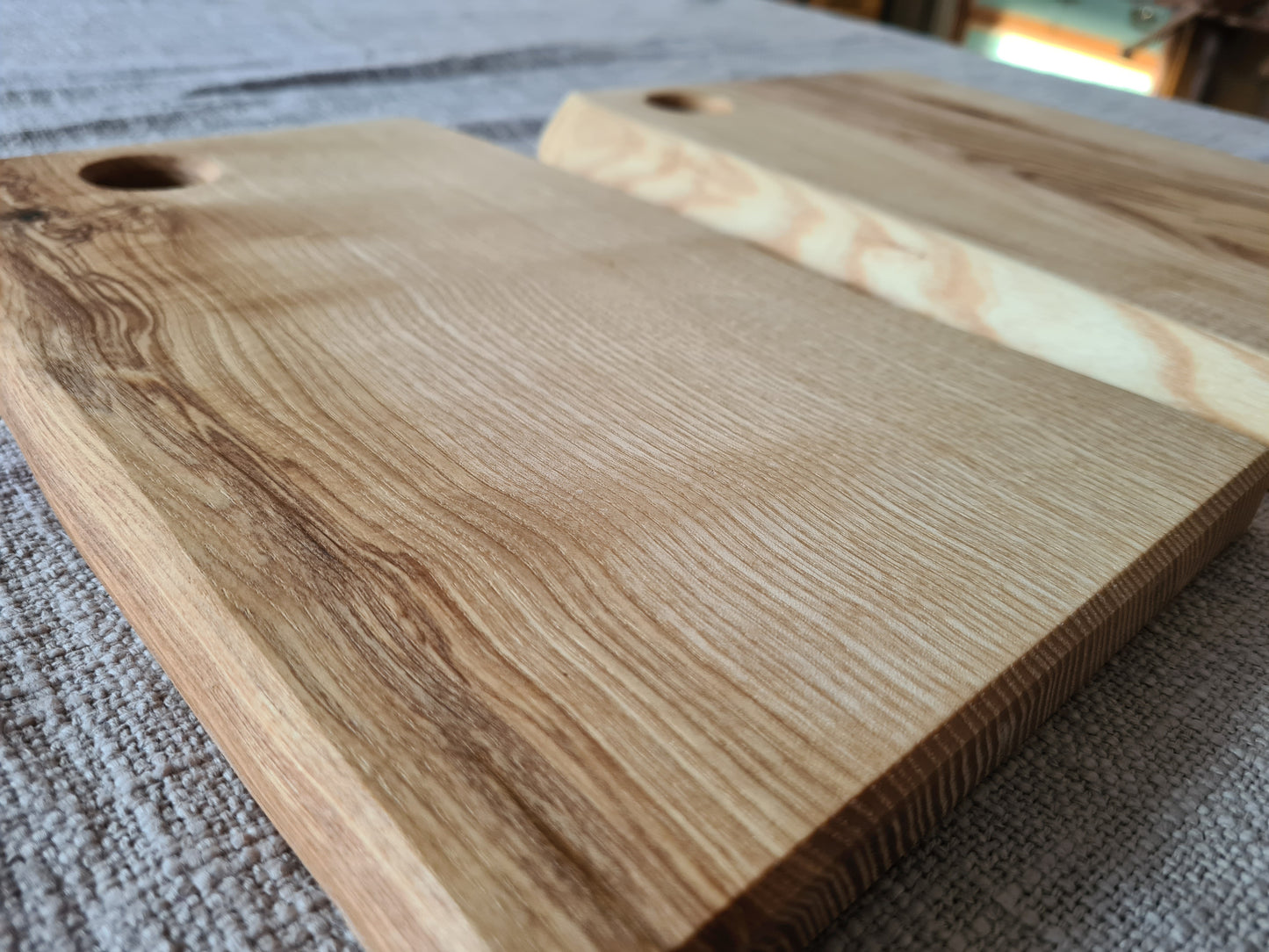 Schneid- & Servierbrett / Esche geölt / mit Aufhängung bzw. Ei-Halter