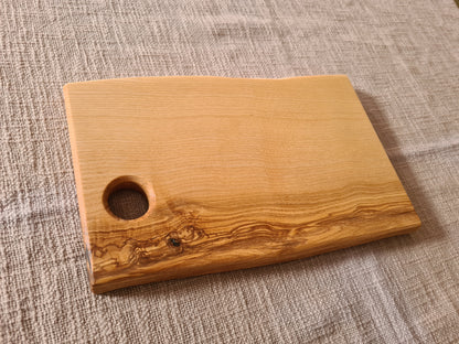 Schneid- & Servierbrett / Esche geölt / mit Aufhängung bzw. Ei-Halter
