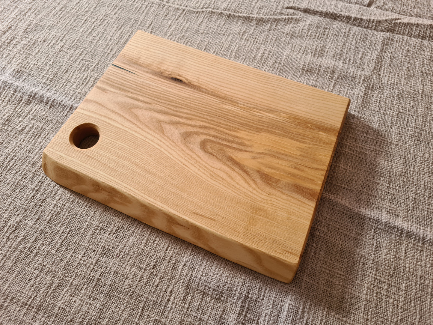 Schneid- & Servierbrett / Esche geölt / mit Aufhängung bzw. Ei-Halter