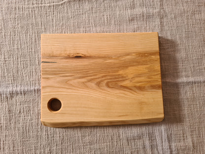 Schneid- & Servierbrett / Esche geölt / mit Aufhängung bzw. Ei-Halter