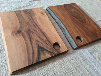 Schneid- & Servierbrett / Nussbaum geölt / mit Aufhängung bzw. Ei-Halter