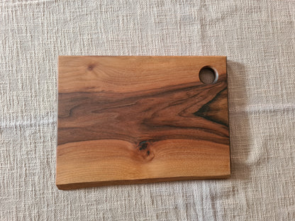 Schneid- & Servierbrett / Nussbaum geölt / mit Aufhängung bzw. Ei-Halter