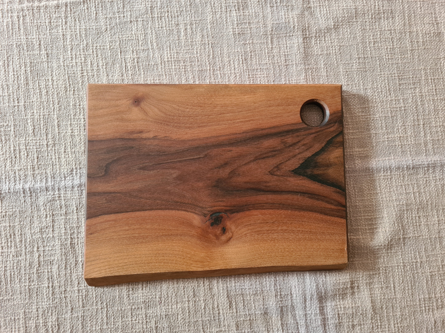 Schneid- & Servierbrett / Nussbaum geölt / mit Aufhängung bzw. Ei-Halter