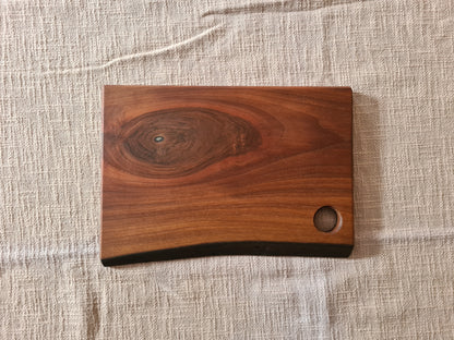 Schneid- & Servierbrett / Nussbaum geölt / mit Aufhängung bzw. Ei-Halter