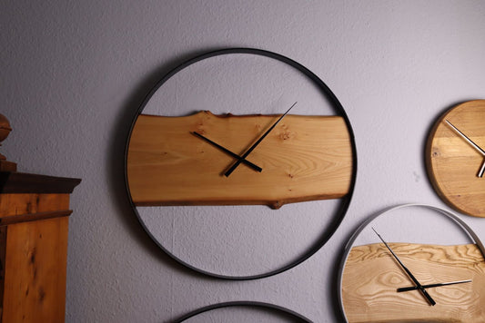 Wanduhr Rund | Ahorn | XXL 70cm | Uhr aus Holz & Metall