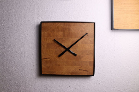 Wanduhr Eckig | Eiche Schachbrett | Klein 35 cm | Uhr aus Holz & Metall