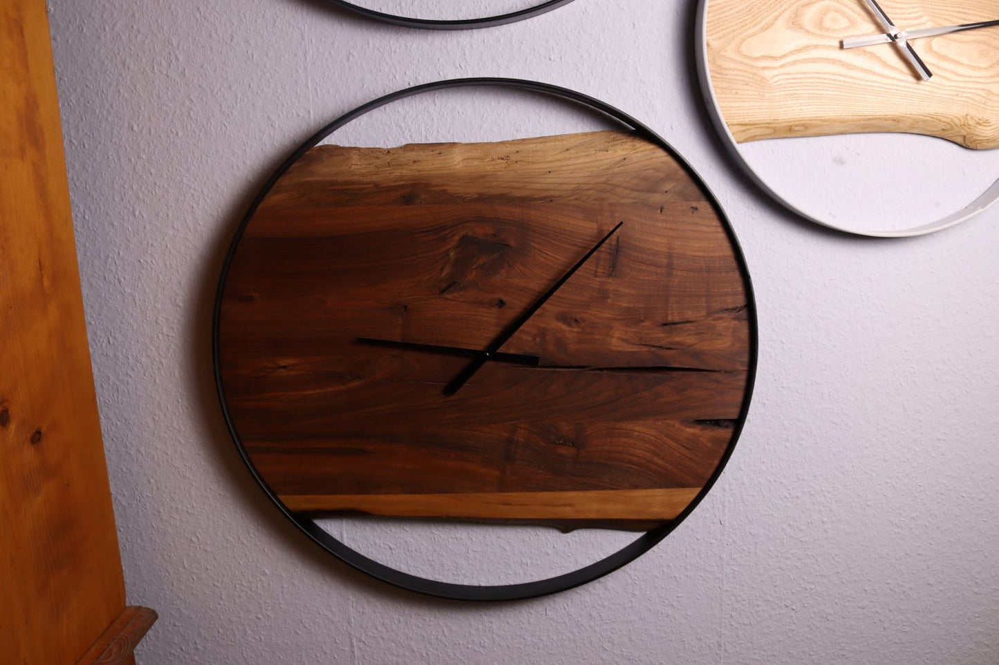 Wanduhr Rund | Nussbaum Dunkel | XXL 70cm | Uhr aus Holz & Metall