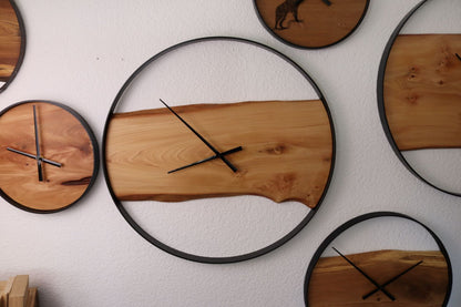 Wanduhr Rund | Ahorn | XXL 70 cm | Uhr aus Holz & Metall