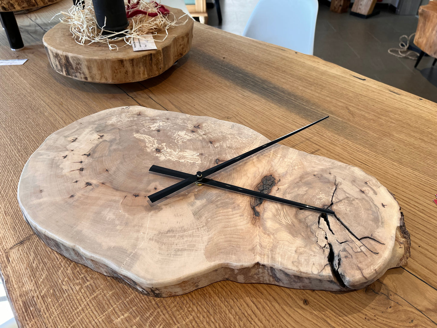 21 Wanduhr | Baumscheibe | Ahorn | weiß