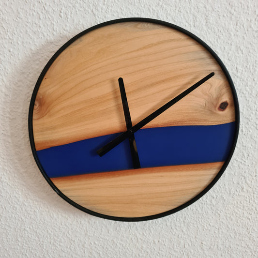 Wanduhr Rund 35cm | Esche massiv, Epoxidharz blau,  geölt | Uhr aus Holz und Metall