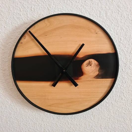 Wanduhr Rund 35cm | Esche massiv, Epoxidharz schwarz transparent,  geölt | Uhr aus Holz und Metall