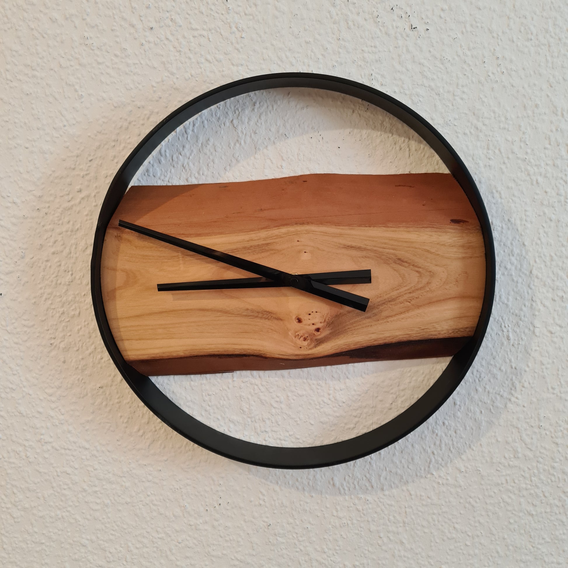 Wanduhr Rüster Holz Metall Rund Klein 35 cm – Holzfabrik